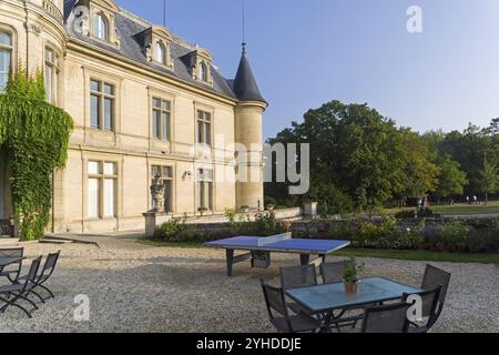 Table de ping-pong dans la cour du château Grand Mello. France. Journée ensoleillée en août Banque D'Images