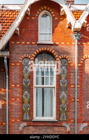 Détail architectural des bâtiments typiquement hollandais à Amsterdam, la capitale des pays-Bas. Banque D'Images