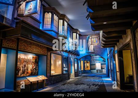 JAMESTOWN, Virginie — les expositions de la galerie au Jamestown Settlement Museum présentent des expositions complètes sur la Virginie du début du XVIIe siècle. Le musée présente des artefacts, des dioramas et du matériel d'interprétation illustrant la convergence des cultures anglaise, indienne de Virginie et africaine. Des expositions interactives et des reconstitutions historiques illustrent la vie au début de l'Amérique coloniale. Banque D'Images