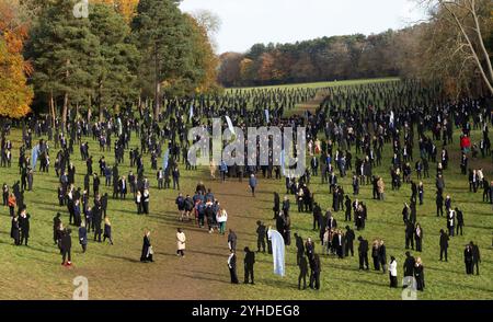 Stowe, Buckinghamshire, Royaume-Uni. 11 novembre 2024. Les élèves de l’école Stowe se rassemblent à côté de statues en métal commémorant les soldats tombés au combat à la 2024 11e heure du 11e jour du service commémoratif du 11e mois aux jardins Stowe du National Trust. Standing with Giants est une œuvre commémorative représentant les 1475 militaires tués lors du débarquement du jour J le 6 juin 1944 crédit : Donald Cooper/Alamy Live News Banque D'Images