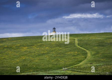 Phare sur l'île de marée de Brough de Birsay, continentale, Orcades, Écosse, Grande-Bretagne Banque D'Images