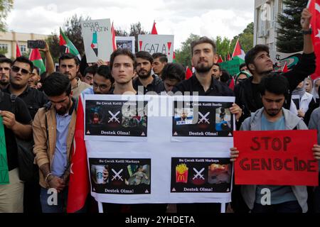 Gaziantep, Turkiye. 18 octobre 2023. Une manifestation pro-palestinienne est organisée sur le campus de l'Université Gaziantep, dans le sud de Turkiye. Les étudiants tenaient le drapeau palestinien avec le drapeau turc, tout en appelant au boycott de Coca-Cola, McDonald’s et Starbucks en raison de leur soutien à Israël. La manifestation a été organisée par des étudiants de la Faculté de théologie, d’histoire islamique et des Arts de l’université, avec le professeur Mehmet Akbas, prononçant un discours de soutien aux Palestiniens lors de l’événement Banque D'Images