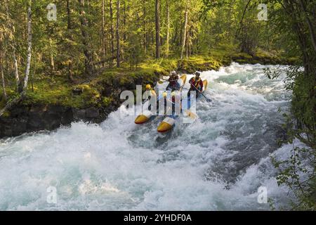 Buryatia, Russie, 31 juillet 2019 : catamaran sportif sur les rapides. Le, Europe Banque D'Images