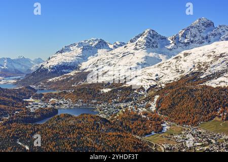 Vue sur l'Engadine dans les Alpes suisses. Paysage d'automne avec montagnes enneigées, forêts, lacs et les stations balnéaires où se trouvent Moritz et Celerina Banque D'Images