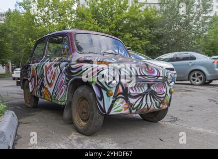 MOSCOU, RUSSIE, 23 JUILLET 2016 : vieille voiture soviétique Zaporozhets ZAZ-965 drôle peint et collé avec des autocollants dans le parking à la cour de Moscou Banque D'Images