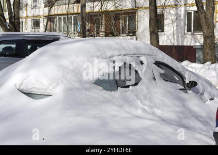 Hiver neigeux de 2017-2018 à Moscou, Russie. La neige couvrait les voitures garées près de la maison Banque D'Images