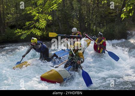 Buryatia, Russie, 31 juillet 2019 : catamaran sportif sur les rapides. Le, Europe Banque D'Images