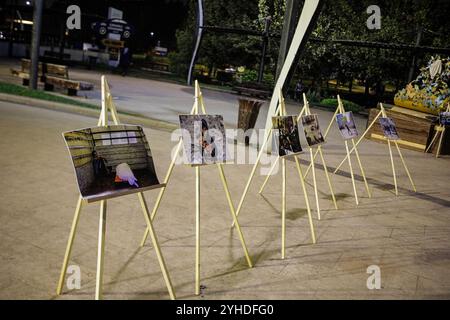 Gaziantep, Turkiye. 21 octobre 2023. Une exposition en plein air de photos des victimes du bombardement israélien intensif en cours sur Gaza a lieu dans la ville de Gaziantep, au sud de la Turquie. L’événement visait à exprimer sa solidarité avec les Palestiniens de Gaza frappés par les incessants bombardements israéliens pour la 15ème journée consécutive Banque D'Images