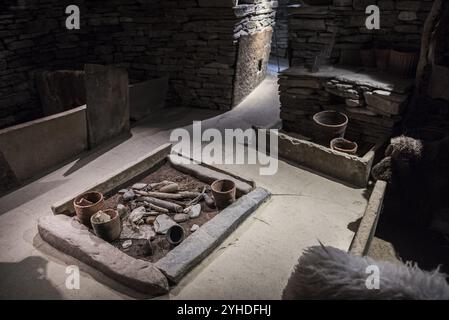 Réplique d'une maison de la colonie néolithique de Skara Brae, continentale, Orcades, Écosse, Grande-Bretagne Banque D'Images