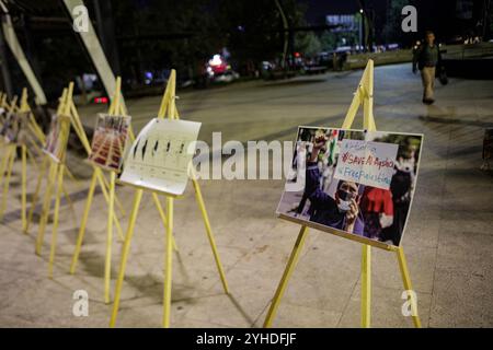 Gaziantep, Turkiye. 21 octobre 2023. Une exposition en plein air de photos des victimes du bombardement israélien intensif en cours sur Gaza a lieu dans la ville de Gaziantep, au sud de la Turquie. L’événement visait à exprimer sa solidarité avec les Palestiniens de Gaza frappés par les incessants bombardements israéliens pour la 15ème journée consécutive Banque D'Images