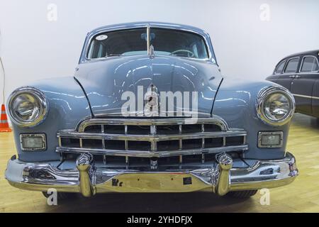 Moscou, Russie, 10 novembre 2018 : GAZ-12 ZIM car (fabriqué de 1949 à 1959) à l'exposition des voitures anciennes et rares, Europe Banque D'Images