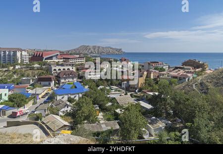 La partie côtière de la station balnéaire de Sudak en Crimée. Septembre, jour ensoleillé Banque D'Images