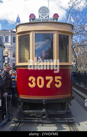 MOSCOU, RUSSIE, 15 AVRIL 2017 : ancienne voiture de tramway au festival, dédiée à l'anniversaire du tramway de Moscou. Moscou, boulevard Chistoprudny Banque D'Images