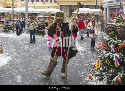 Moscou, Russie, 11 février 2018 : Mummers on Shrovetide festivités. Moscou, place de la Révolution, Europe Banque D'Images