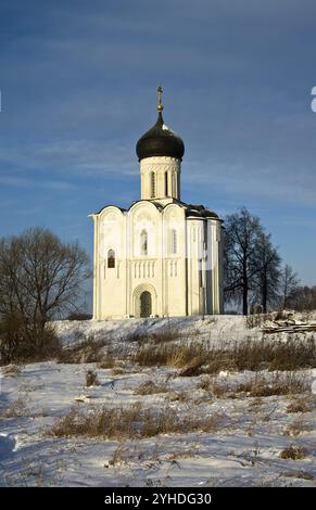 Église de l'intercession sur le Nerl, célèbre exemple de l'ancienne architecture russe du 12 siècle Banque D'Images