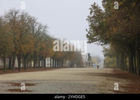 Allée cours Saint Pierre, derrière monuments aux morts 1870 et Tour LU, Nantes, Loire-Atlantique, région pays de la Loire, France, EUR Banque D'Images