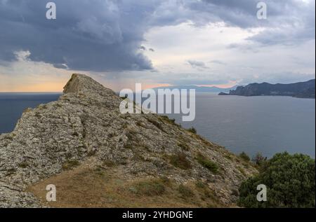 Vue du sommet du cap Alchak vers la mer. Été, couvert. Environs de Sudak, Crimée Banque D'Images