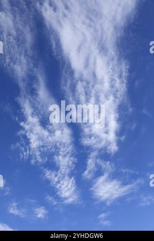 Nuages de cirrocumulus blancs sur ciel bleu nuages de cirrocumulus blancs sur ciel bleu Banque D'Images