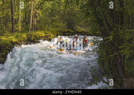 Buryatia, Russie, 31 juillet 2019 : catamaran sportif sur les rapides. Le, Europe Banque D'Images