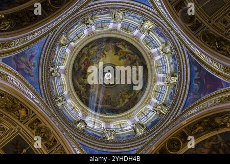 Saint-Pétersbourg, Russie, 16 juin 2019 : rayon de lumière sous le dôme de la cathédrale orthodoxe. Cathédrale Saint-Isaac, Saint-Pétersbourg, Russie, Euro Banque D'Images