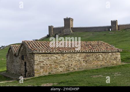 Forteresse génoise à Sudak, Crimée. Jour nuageux, début avril Banque D'Images