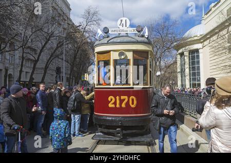 MOSCOU, RUSSIE, 15 AVRIL 2017 : ancienne voiture de tramway au festival, dédiée à l'anniversaire du tramway de Moscou. Moscou, boulevard Chistoprudny Banque D'Images