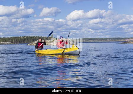 LAC LADOGA, RUSSIE, 4 juin 2017 : kayak touristique sur le lac Ladoga Banque D'Images