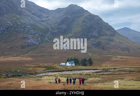 Lochaber, Écosse, Royaume-Uni. 11 novembre 2024. Temps nuageux dans les Highlands écossais avec une température autour de 11 degrés centigrades. Photo : un groupe de photographes en voyage de photographie à Glencoe, Lochaber. Credit : Archwhite/Alamy Live news. Banque D'Images