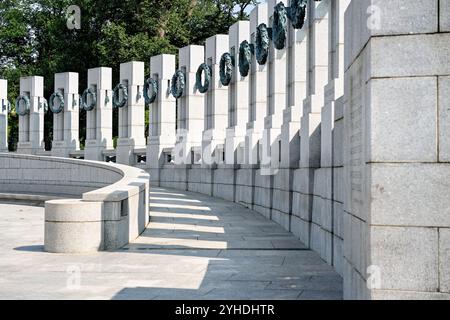 Colonnes et couronnes du National World War II Memorial Washington DC // WASHINGTON DC — le National World War II Memorial sur le National Mall comprend 56 colonnes et couronnes de bronze en granit représentant chaque État, territoire et district de Columbia des États-Unis qui ont participé à la guerre. Le mémorial, dédié en 2004, entoure la Rainbow Pool restaurée avec son exposition de fontaines élaborée. Conçu par l'architecte Friedrich constitué Florian, le monument rend hommage aux 16 millions d'Américains qui ont servi dans les forces armées pendant la seconde Guerre mondiale, dont les plus de 400 000 morts. Banque D'Images
