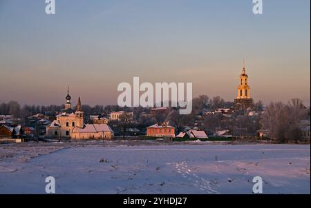 Coucher de soleil d'hiver à Souzdal (une ancienne ville historique russe) Banque D'Images