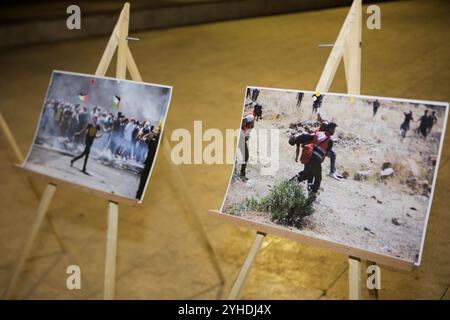 Gaziantep, Turkiye. 21 octobre 2023. Une exposition en plein air de photos des victimes du bombardement israélien intensif en cours sur Gaza a lieu dans la ville de Gaziantep, au sud de la Turquie. L’événement visait à exprimer sa solidarité avec les Palestiniens de Gaza frappés par les incessants bombardements israéliens pour la 15ème journée consécutive Banque D'Images