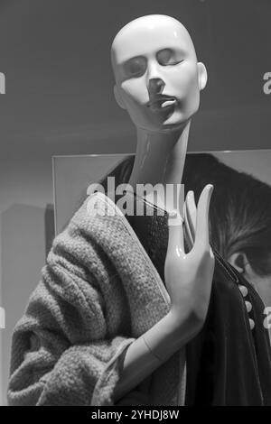 PARIS, FRANCE, 11 DÉCEMBRE 2017 : vitrine d'un magasin de vêtements coûteux. Mannequin en cardigan. Paris, France. Version noir et blanc Banque D'Images