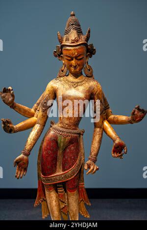 WASHINGTON DC, États-Unis — White Avalokiteshvara (le Seigneur qui regarde d'en haut), une sculpture en bois polychromé du XIVe siècle du début de la dynastie Malla au Népal, est exposée au National Museum of Asian Art. La figure bouddhiste sacrée, sculptée dans du bois de schiste durable (Shorea robusta), représente un exemple significatif de la maîtrise népalaise de la sculpture sur bois. L'examen scientifique a révélé plusieurs couches de pigment, y compris le cinabre antique, indiquant des générations de repeints rituels. Banque D'Images