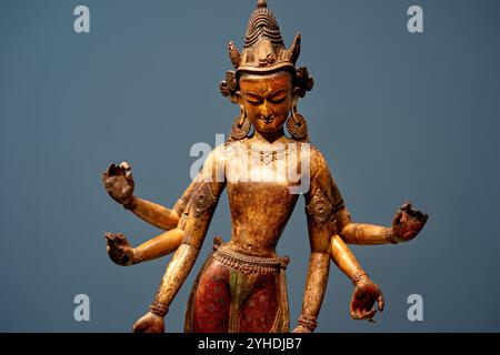 WASHINGTON DC, États-Unis — White Avalokiteshvara (le Seigneur qui regarde d'en haut), une sculpture en bois polychromé du XIVe siècle du début de la dynastie Malla au Népal, est exposée au National Museum of Asian Art. La figure bouddhiste sacrée, sculptée dans du bois de schiste durable (Shorea robusta), représente un exemple significatif de la maîtrise népalaise de la sculpture sur bois. L'examen scientifique a révélé plusieurs couches de pigment, y compris le cinabre antique, indiquant des générations de repeints rituels. Banque D'Images