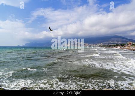 Nuages au-dessus de la baie de la mer. Crimée, station balnéaire de Sudak Banque D'Images