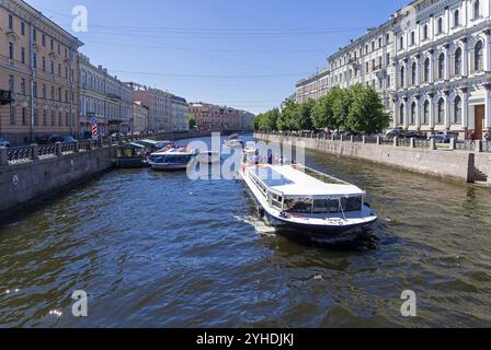 Saint-Pétersbourg, Russie, 16 juin 2019 : bateaux de plaisance et de tourisme avec des touristes sur la rivière Moïka. Journée ensoleillée en juin, Europe Banque D'Images