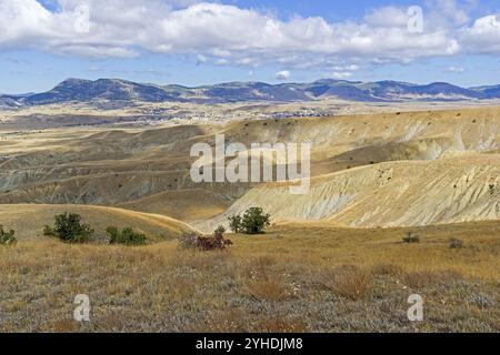 Ravins argileux avec des traces d'érosion du sol et d'altération au pied du cap Meganom. Crimée, une journée ensoleillée en septembre Banque D'Images