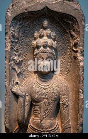 WASHINGTON DC, États-Unis — les sculptures en calcaire Guanyin à onze têtes (Avalokiteshvara), créées en 703 sous la dynastie chinoise des Tang, ornaient à l'origine la pagode Qibaotai au temple Guangzhai à Chang'an (Xi'an moderne). Ces pièces ont été commandées par Wu Zetian (624-705), la seule femme empereur de Chine. Les sculptures représentent le bodhisattva de la compassion sous une forme unique à onze têtes, reflétant la capacité accrue de la divinité à percevoir la souffrance. Banque D'Images