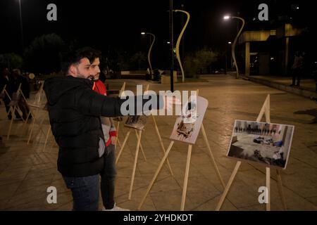 Gaziantep, Turkiye. 21 octobre 2023. Une exposition en plein air de photos des victimes du bombardement israélien intensif en cours sur Gaza a lieu dans la ville de Gaziantep, au sud de la Turquie. L’événement visait à exprimer sa solidarité avec les Palestiniens de Gaza frappés par les incessants bombardements israéliens pour la 15ème journée consécutive Banque D'Images