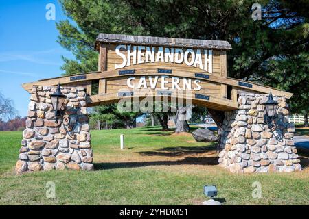 QUICKSBURG, Virginie — le panneau d'entrée principal pour les grottes de Shenandoah, situé à 1,5 kilomètre de l'Interstate 81 (sortie 269), marque le site de la seule grotte d'exposition équipée d'ascenseurs de Virginie. Établies en 1922, les cavernes continuent d'accueillir les visiteurs au 261 Caverns Road sous la propriété actuelle de la famille Hargrove, maintenant une tradition centenaire de merveilles naturelles et de divertissement familial. Banque D'Images