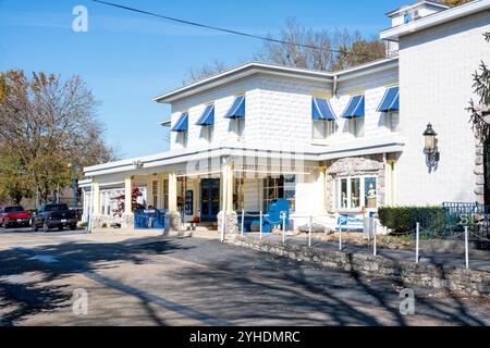 Quicksburg, Virginie — le bâtiment principal des grottes de Shenandoah, construit à l'origine en 1922 comme un hôtel de trois étages par Hunter Chapman, sert maintenant de multiples fonctions, y compris l'entrée des grottes, la boutique de cadeaux et le café. Suite à un incendie dévastateur en 1957 qui a détruit le dernier étage, la structure rénovée abrite le musée de la rue principale d'antan au deuxième étage, créé par Earl C. Hargrove Jr. en 1996. Banque D'Images