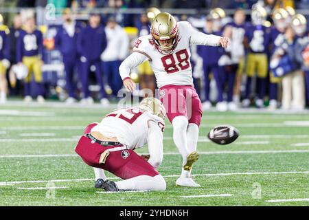 South Bend, Indiana, États-Unis. 09 novembre 2024. Le kicker Ryan Fitzgerald (88) lance le field goal hors de l'emprise par Alex Mastromanno (29) lors d'un match de football de la NCAA entre les Florida State Seminoles et les notre Dame Fighting Irish au notre Dame Stadium de South Bend, Indiana. John Mersits/CSM/Alamy Live News Banque D'Images