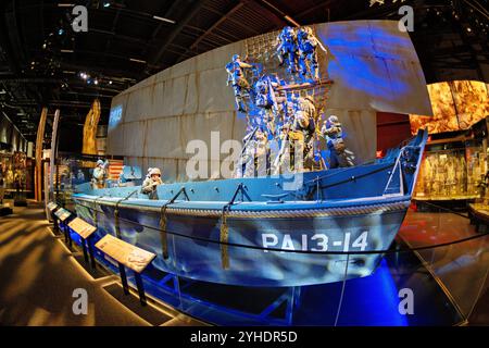 FORT BELVOIR, Virginie — L'exposition Higgins Boat (LCVP) au Musée national de l'armée des États-Unis présente les embarcations de débarquement cruciales des opérations amphibies de la seconde Guerre mondiale. Conçus par Andrew Higgins, ces bateaux polyvalents transportaient 36 soldats chargés de combat ou une jeep avec 12 hommes sur des plages à travers l'Europe et le Pacifique. L'exposition présente les spécifications techniques de l'engin qui est devenu synonyme d'opérations amphibies alliées. Banque D'Images