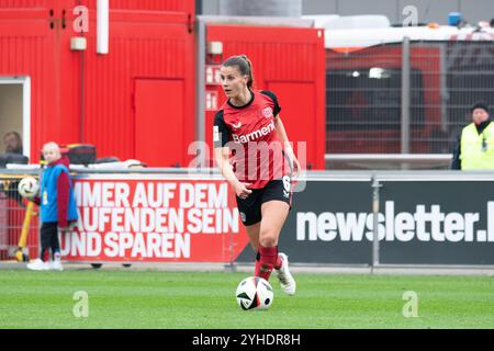 Leverkusen, Allemagne. 10 novembre 2024. Leverkusen, Allemagne, 10 novembre 2024 : Katharina Piljic (6 Bayer Leverkusen) en action lors du Google Pixel Frauen-Bundesliga entre Bayer Leverkusen et Carl Zeiss Jena à Ulrich-Haberland-Stadion à Leverkusen, Allemagne. (Qianru Zhang/SPP) crédit : SPP Sport Press photo. /Alamy Live News Banque D'Images