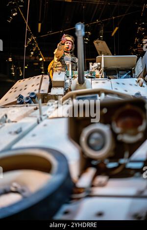 Musée national du véhicule de combat Bradley de l'armée des États-Unis Fort Belvoir Virginie | FORT BELVOIR, Virginie — Un mannequin canonnier dirige le trafic depuis la tourelle d'un véhicule de combat Bradley au Musée national de l'armée des États-Unis, encadré par l'optique et le matériel de trappe du véhicule lui-même. L'angle rapproché met en évidence les systèmes de visée et les panneaux de blindage appliqué du M2A3. La pose recrée celle d'un commandant d'équipage Bradley signalant sur le terrain pendant les opérations dans le désert. Banque D'Images