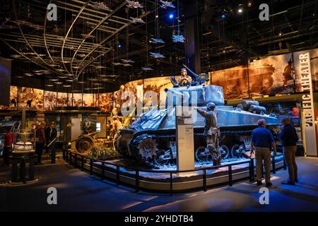 FORT BELVOIR, Virginie — L'exposition de chars M4 Sherman au Musée national de l'armée des États-Unis présente le Cobra King, le char historique qui a pénétré jusqu'à Bastogne lors de la bataille des Ardennes. L'exposition comprend les spécifications techniques du M4 Sherman et rend hommage à l'équipage du lieutenant Charles P. Boggess qui a atteint la 101e division aéroportée assiégée le 26 décembre 1944. Banque D'Images