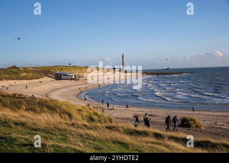 La plage de Westkapelle sur Walcheren, en arrière-plan la tour radar de la station de sauvetage KNRM, Zélande, pays-Bas. Der Strand à Westkapelle Banque D'Images