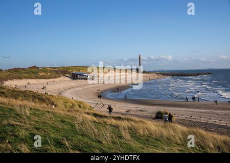 La plage de Westkapelle sur Walcheren, en arrière-plan la tour radar de la station de sauvetage KNRM, Zélande, pays-Bas. Der Strand à Westkapelle Banque D'Images