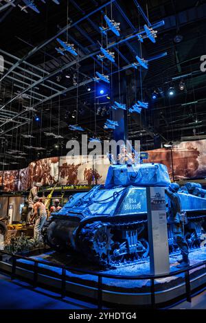 FORT BELVOIR, Virginie — L'exposition de chars M4 Sherman au Musée national de l'armée des États-Unis présente le Cobra King, le char historique qui a pénétré jusqu'à Bastogne lors de la bataille des Ardennes. L'exposition comprend les spécifications techniques du M4 Sherman et rend hommage à l'équipage du lieutenant Charles P. Boggess qui a atteint la 101e division aéroportée assiégée le 26 décembre 1944. Banque D'Images