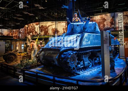 FORT BELVOIR, Virginie — L'exposition de chars M4 Sherman au Musée national de l'armée des États-Unis présente le Cobra King, le char historique qui a pénétré jusqu'à Bastogne lors de la bataille des Ardennes. L'exposition comprend les spécifications techniques du M4 Sherman et rend hommage à l'équipage du lieutenant Charles P. Boggess qui a atteint la 101e division aéroportée assiégée le 26 décembre 1944. Banque D'Images